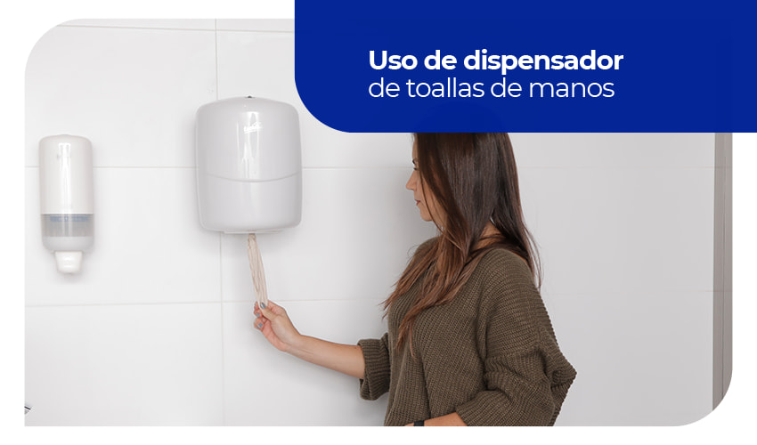 Uso De Dispensador De Toallas De Manos Escritorio